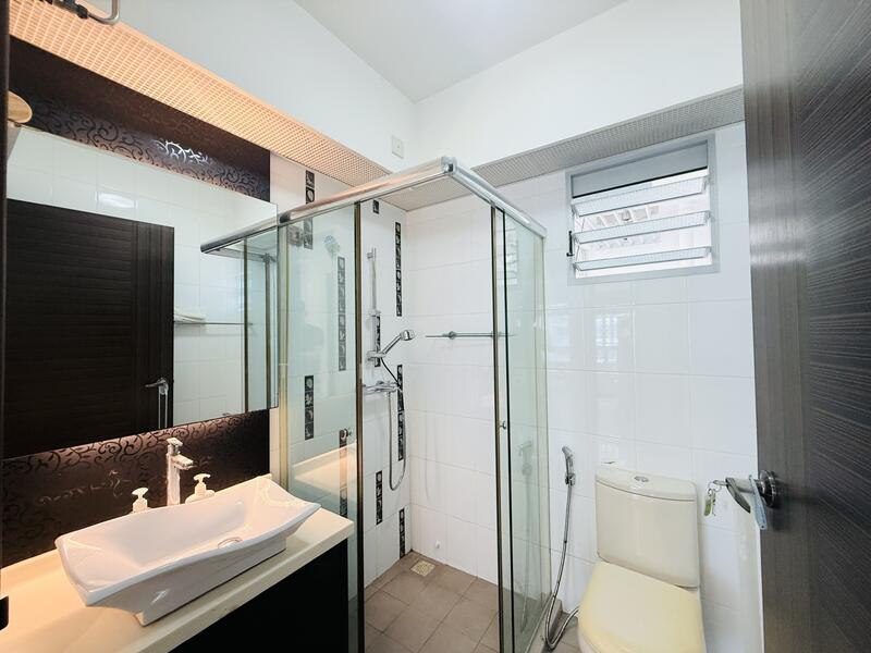 211C Compassvale Lane HDB Flat For Sale at S$ 688,000 | PropertyGuru Singapore - Common Bathroom