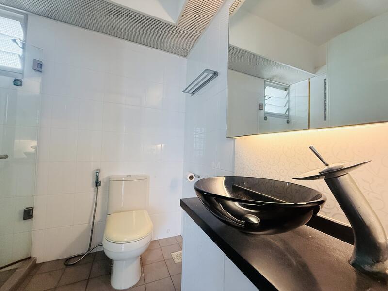 211C Compassvale Lane HDB Flat For Sale at S$ 688,000 | PropertyGuru Singapore - Master Bathroom