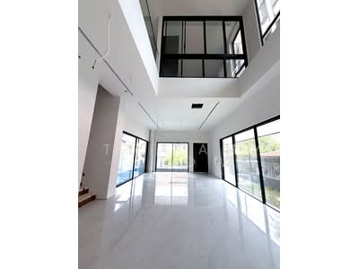 For Sale - ***LUXURIOUS 2.5 STY SEMI-D WITH POOL & LIFT!