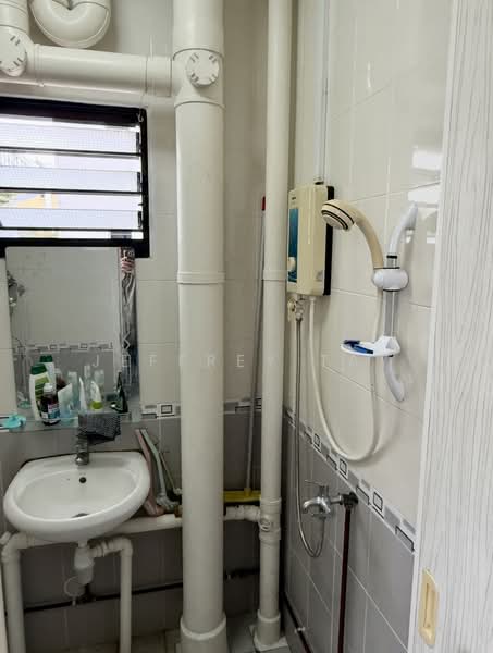 689 Hougang Street 61, 689 Hougang Street 61, 2 Bedrooms, 796 sqft, HDB Flat For Sale, by Jeffrey Tay, 500044658 - Bathroom - PropertyGuru.com.sg