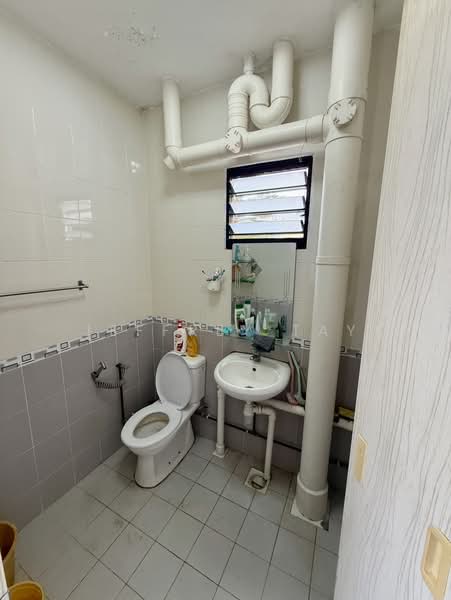 689 Hougang Street 61, 689 Hougang Street 61, 2 Bedrooms, 796 sqft, HDB Flat For Sale, by Jeffrey Tay, 500044658 - Bathroom - PropertyGuru.com.sg