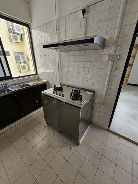 Neptune Court, 5 Marine Vista, 4 Bedrooms, 1,636 sqft, Condominium For Rent, by Evan Loh, 500045050 - Kitchen - PropertyGuru.com.sg