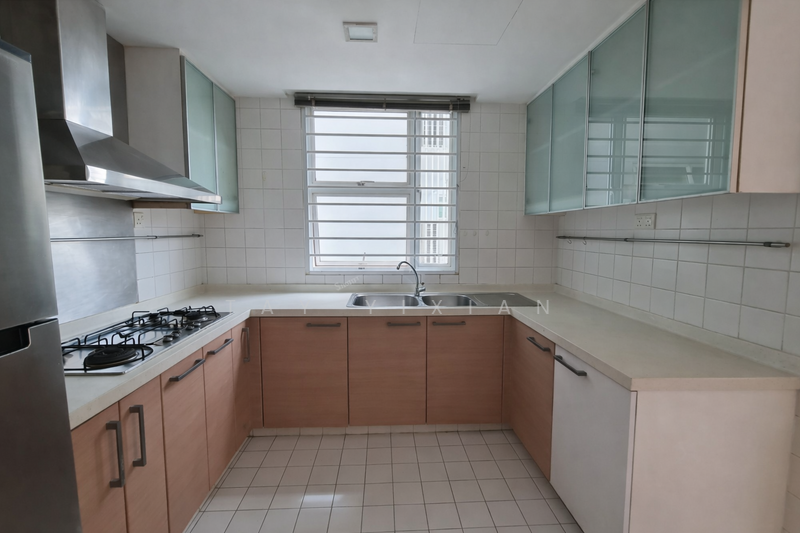 Dahlia Park Condo Condominium For Sale at S$ 1,500,000 | PropertyGuru Singapore - Kitchen