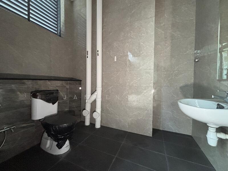 REVV, 1 Corporation Drive, Boon Lay / Jurong / Tuas, 3,380 sqft, Factory / Workshop (B2) For Sale, by Jansen Kee, 500045185 - Bathroom - CommercialGuru.com.sg