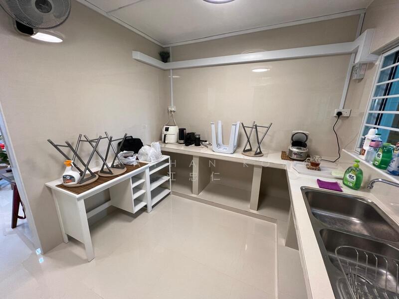 People's Park Complex Apartment For Sale at S$ 1,400,000 | PropertyGuru Singapore - Kitchen