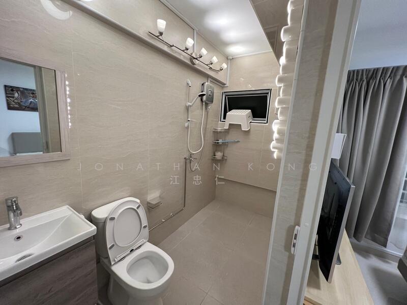 People's Park Complex Apartment For Sale at S$ 1,400,000 | PropertyGuru Singapore - Bathroom