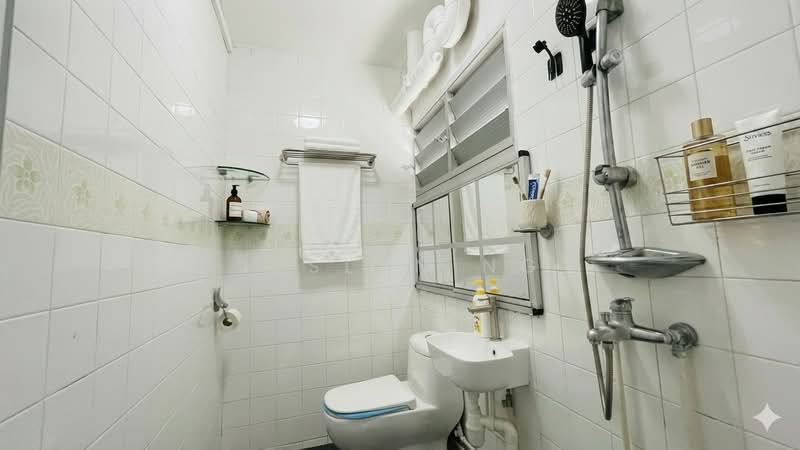 703 Jurong West Street 71, 703 Jurong West Street 71, 3 Bedrooms, 1,356 sqft, HDB Flat For Sale, by Jeslyn Ng, 500045481 - Bathroom - PropertyGuru.com.sg