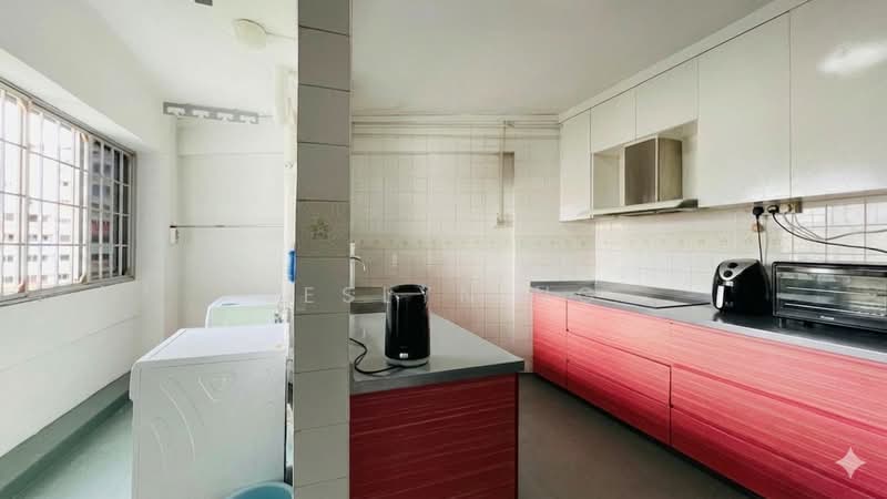 703 Jurong West Street 71, 703 Jurong West Street 71, 3 Bedrooms, 1,356 sqft, HDB Flat For Sale, by Jeslyn Ng, 500045481 - Kitchen - PropertyGuru.com.sg
