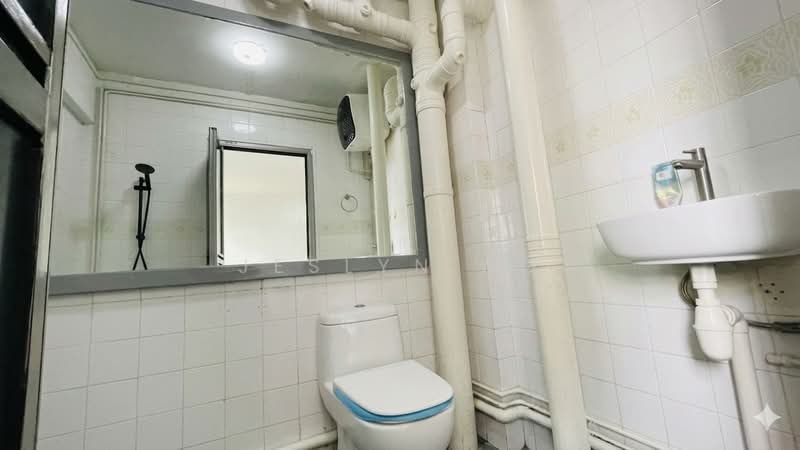 703 Jurong West Street 71, 703 Jurong West Street 71, 3 Bedrooms, 1,356 sqft, HDB Flat For Sale, by Jeslyn Ng, 500045481 - Bathroom - PropertyGuru.com.sg