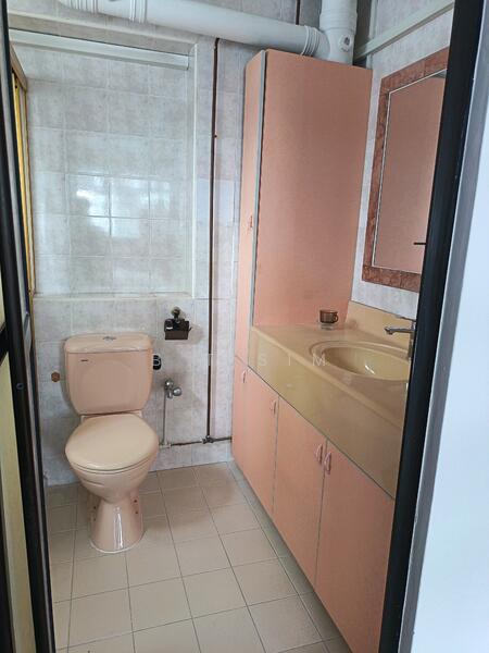 670 Woodlands Drive 71 HDB Flat For Sale at S$ 900,000 | PropertyGuru Singapore - Master Bathroom