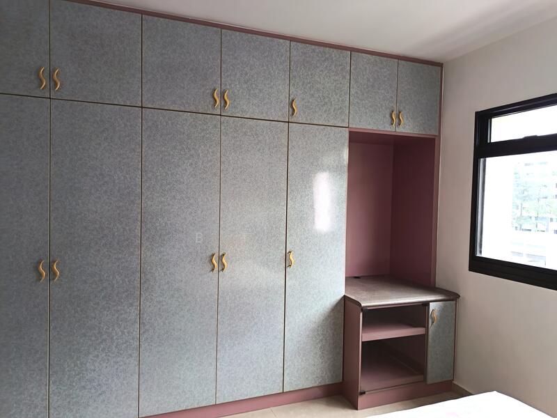 670 Woodlands Drive 71 HDB Flat For Sale at S$ 900,000 | PropertyGuru Singapore - Wardrobe in Master Bedroom