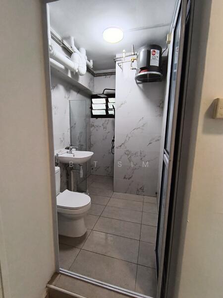 670 Woodlands Drive 71 HDB Flat For Sale at S$ 900,000 | PropertyGuru Singapore - Common Bathroom