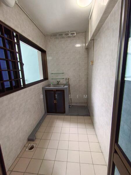 670 Woodlands Drive 71 HDB Flat For Sale at S$ 900,000 | PropertyGuru Singapore - Laundry & Service Balcony