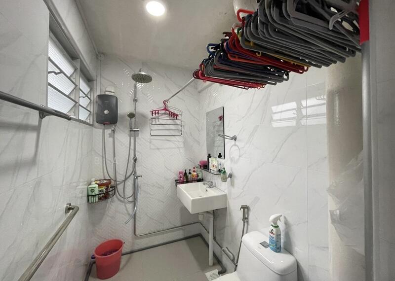 131 Bedok Reservoir Road HDB Flat For Sale at S$ 600,000 | PropertyGuru Singapore - Bathroom