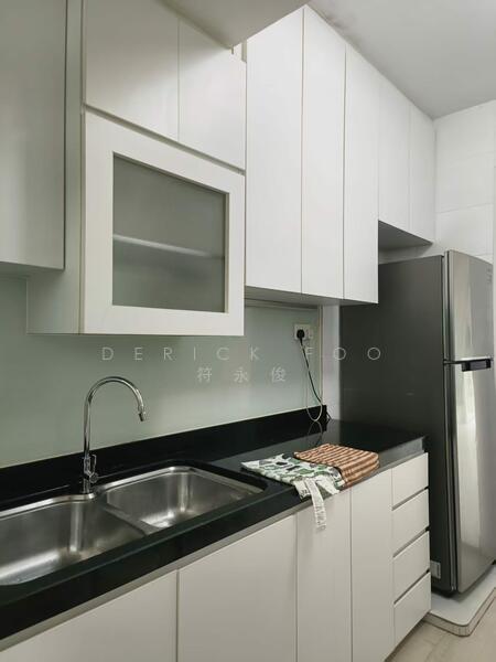 West Bay Condo, 50 West Coast Crescent, 2 Bedrooms, 872 sqft, Condominium For Sale, by Derick Foo, 500045657 - Kitchen - PropertyGuru.com.sg