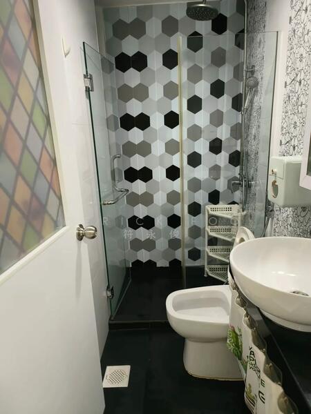 West Bay Condo, 50 West Coast Crescent, 2 Bedrooms, 872 sqft, Condominium For Sale, by Derick Foo, 500045657 - Bathroom - PropertyGuru.com.sg