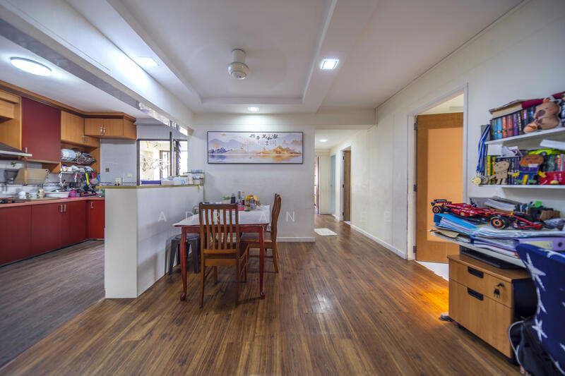 679 Choa Chu Kang Crescent HDB Flat For Sale at S$ 638,000 | PropertyGuru Singapore - Kitchen