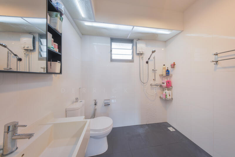 377A Hougang Street 32, , 4 Bedrooms, 1,227 sqft, HDB Flat For Sale, by Derrick Tee, 500045927 - Bathroom - PropertyGuru.com.sg