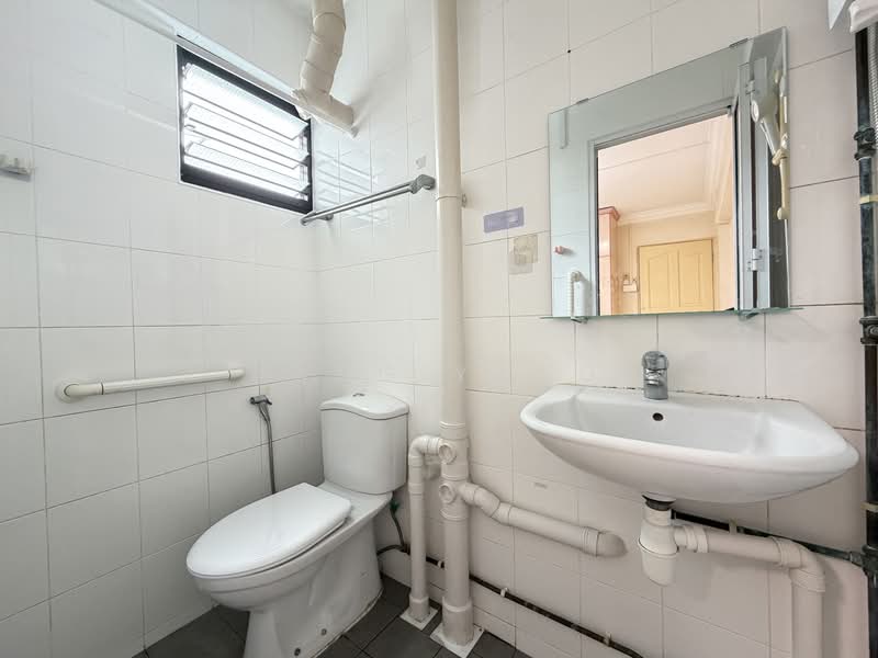 423 Bedok North Avenue 1, 423 Bedok North Avenue 1, 2 Bedrooms, 882 sqft, HDB Flat For Rent, by Yang Yang, 500046146 - Bathroom - PropertyGuru.com.sg