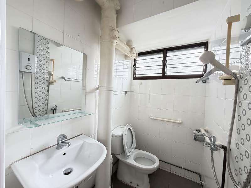 423 Bedok North Avenue 1, 423 Bedok North Avenue 1, 2 Bedrooms, 882 sqft, HDB Flat For Rent, by Yang Yang, 500046146 - Bathroom - PropertyGuru.com.sg