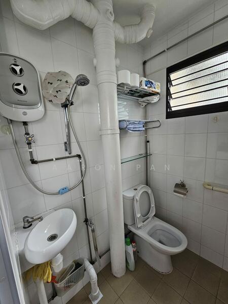 135 Yishun Street 11, 135 Yishun Street 11, Room Rental, 150 sqft, HDB Flat For Rent, by Aaron Pan, 500046222 - Bathroom - PropertyGuru.com.sg
