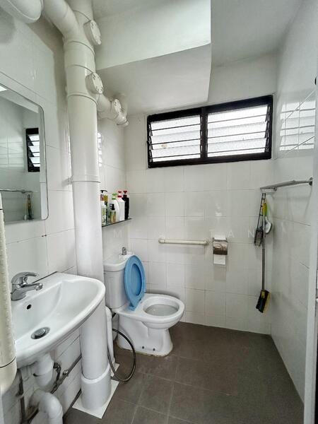 427 Bedok North Road HDB Flat For Sale at S$ 518,000 | PropertyGuru Singapore - Common Bathroom 