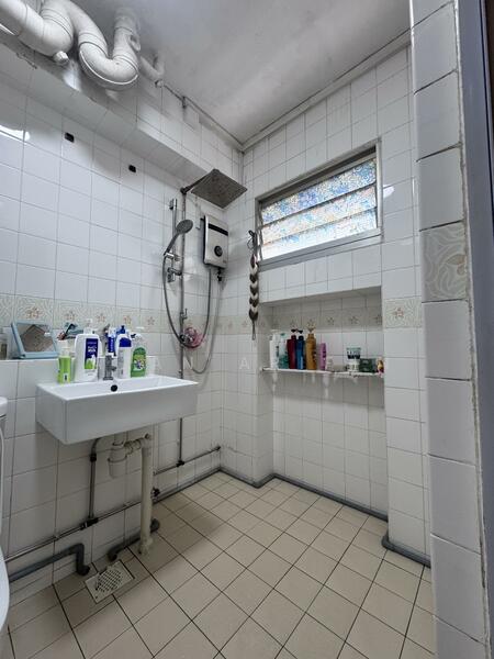 342 Tampines Street 33 HDB Flat For Sale at S$ 640,000 | PropertyGuru Singapore - Bathroom