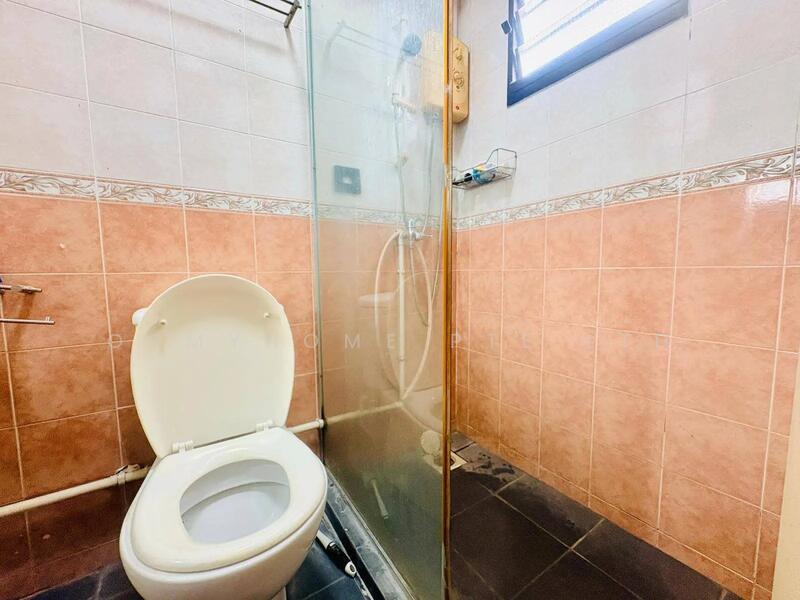 18 Jalan Tenteram HDB Flat For Sale at S$ 698,000 | PropertyGuru Singapore - Bathroom