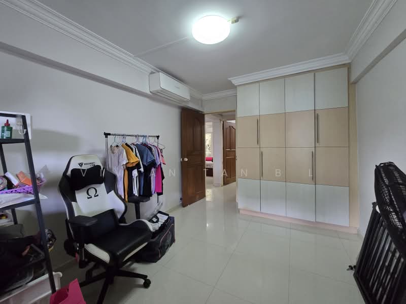 429 Ang Mo Kio Avenue 3, 429 Ang Mo Kio Avenue 3, 3 Bedrooms, 990 sqft, HDB Flat For Sale, by Vivian Tan B L, 500046446 - Bedroom - PropertyGuru.com.sg