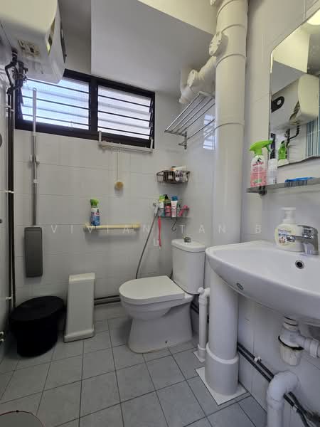 429 Ang Mo Kio Avenue 3, 429 Ang Mo Kio Avenue 3, 3 Bedrooms, 990 sqft, HDB Flat For Sale, by Vivian Tan B L, 500046446 - Bathroom - PropertyGuru.com.sg