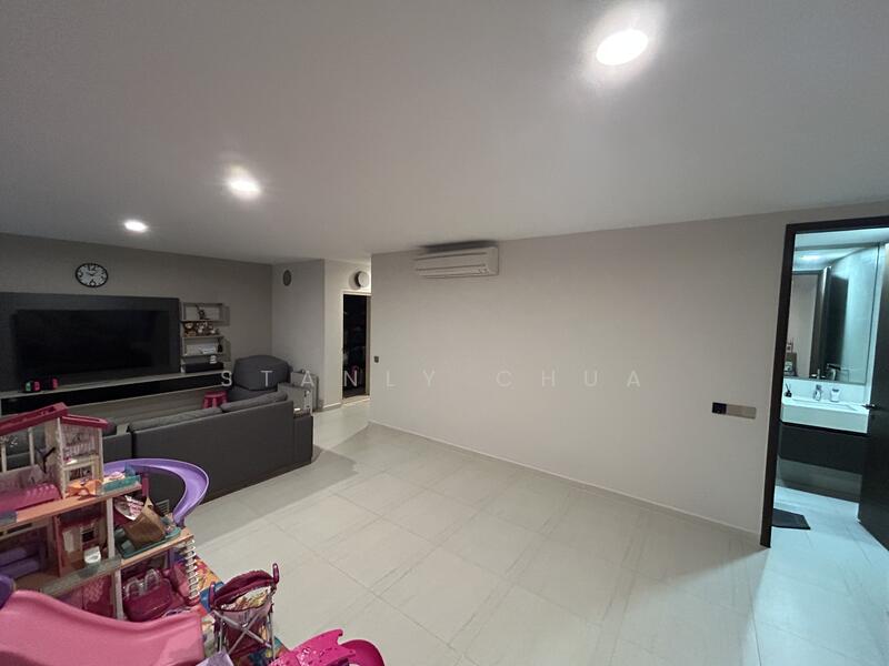 Spacious Basement for Entertainment 