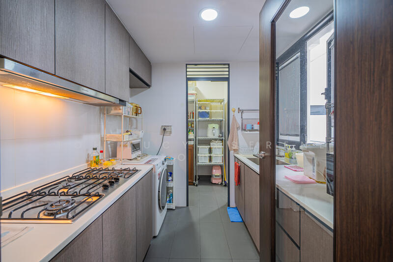 Riverparc Residence Executive Condominium For Sale at S$ 1,650,000 | PropertyGuru Singapore - Kitchen