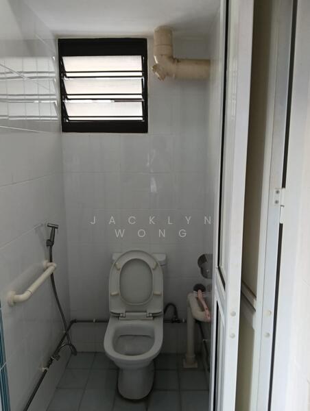 174 Ang Mo Kio Avenue 4 HDB Flat For Sale at S$ 458,000 | PropertyGuru Singapore - Bathroom