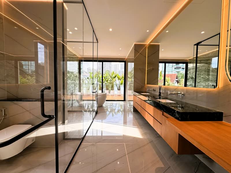 Holland Grove Drive Ultra Luxurious Brand New Semi-Detached, Grove Drive / Holland Grove / Mount Sinai, 6 Bedrooms, 8,243 sqft, Semi-Detached House For Sale, by Andy Cheng, 500046690 - Huge Master Bathroom - PropertyGuru.com.sg