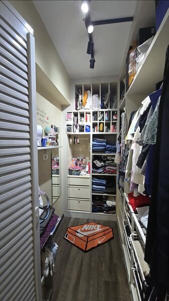 Walk in wardrobe 