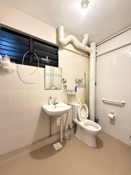 174 Yishun Avenue 7, 174 Yishun Avenue 7, 4 Bedrooms, 1,302 sqft, HDB Flat For Sale, by Estee Liu 劉俐蘡, 500046899 - Bathroom - PropertyGuru.com.sg