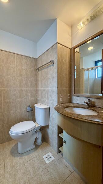 Tanglin View Condominium For Sale at S$ 1,620,000 | PropertyGuru Singapore - Common Bathroom