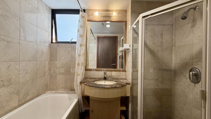 Tanglin View Condominium For Sale at S$ 1,620,000 | PropertyGuru Singapore - Master Bathroom