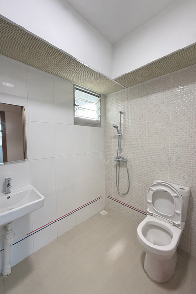 461B Bukit Batok West Avenue 8 HDB Flat For Sale at S$ 730,000 | PropertyGuru Singapore - Common Bathroom