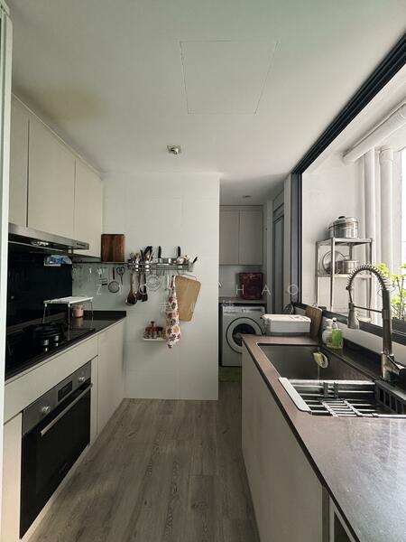 Esparina Residences Executive Condominium For Sale at S$ 1,990,000 | PropertyGuru Singapore - Kitchen 