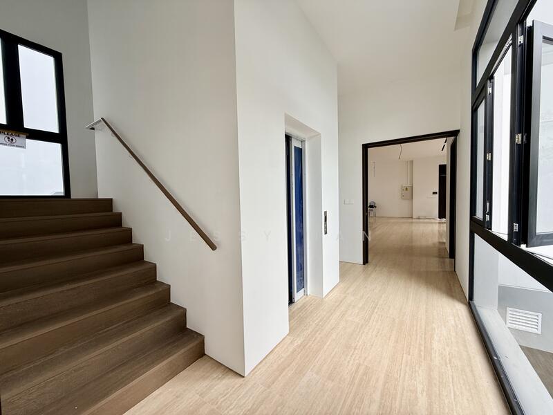 ⭐️Eminence Landed⭐️Brand New 2.5+Basement Storey Detached @Holland Grove Drive, Grove Drive, Holland Grove Dr, Henry Park Pri, Mt Sinai,, 5 Bedrooms, 12,110 sqft, Detached House For Sale, by Jessy Han, 500046993 - Corridor - PropertyGuru.com.sg