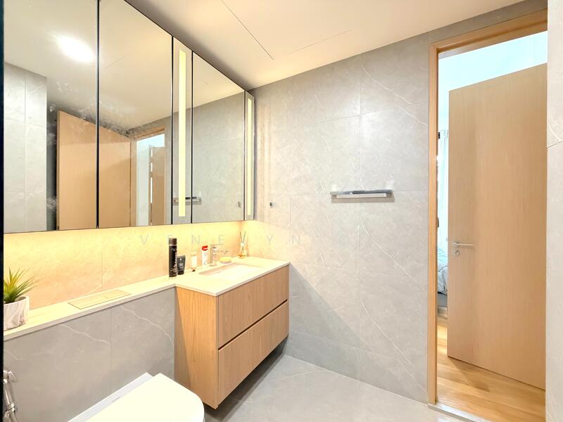 Peak Residence Condominium For Sale at S$ 2,380,000 | PropertyGuru Singapore - Master Bathroom