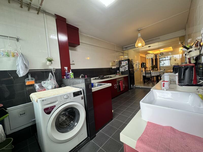 114 Hougang Avenue 1 HDB Flat For Sale at S$ 520,000 | PropertyGuru Singapore - Kitchen