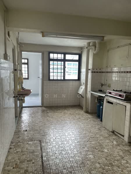 32 Marine Crescent HDB Flat For Sale at S$ 575,000 | PropertyGuru Singapore - Kitchen