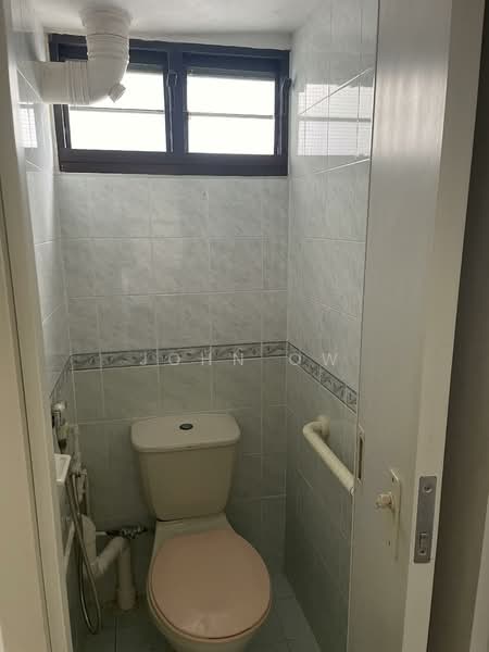32 Marine Crescent HDB Flat For Sale at S$ 575,000 | PropertyGuru Singapore - Bathroom