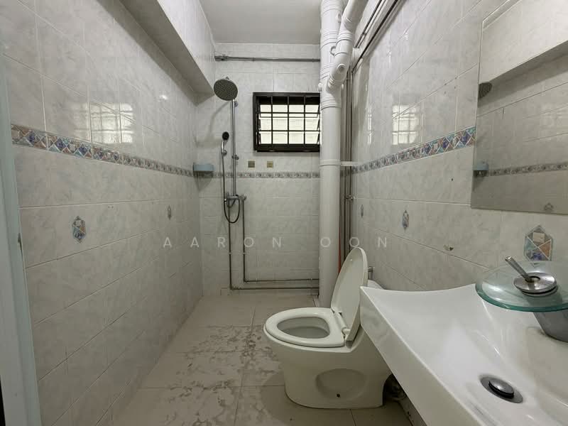 353 Ang Mo Kio Street 32 HDB Flat For Sale at S$ 1,000,000 | PropertyGuru Singapore - Bathroom