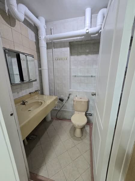 670 Woodlands Drive 71 HDB Flat For Sale at S$ 799,999 | PropertyGuru Singapore - Master Toilet
