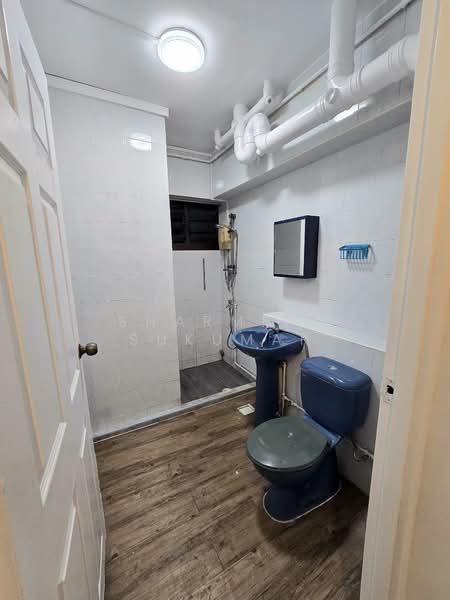 670 Woodlands Drive 71 HDB Flat For Sale at S$ 799,999 | PropertyGuru Singapore - Common Toilet