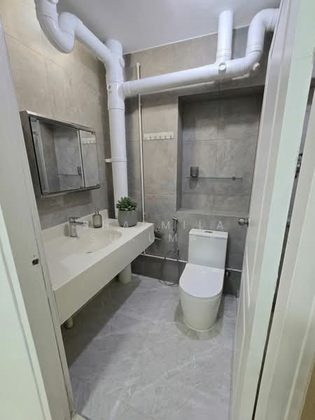 670 Woodlands Drive 71 HDB Flat For Sale at S$ 799,999 | PropertyGuru Singapore - Master Toilet (Virtually Staged)