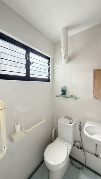 337 Bukit Batok Street 34, 337 Bukit Batok Street 34, 3 Bedrooms, 904 sqft, HDB Flat For Sale, by Joe Ng Xu Hong 黄緒汯, 500047695 - Bathroom - PropertyGuru.com.sg